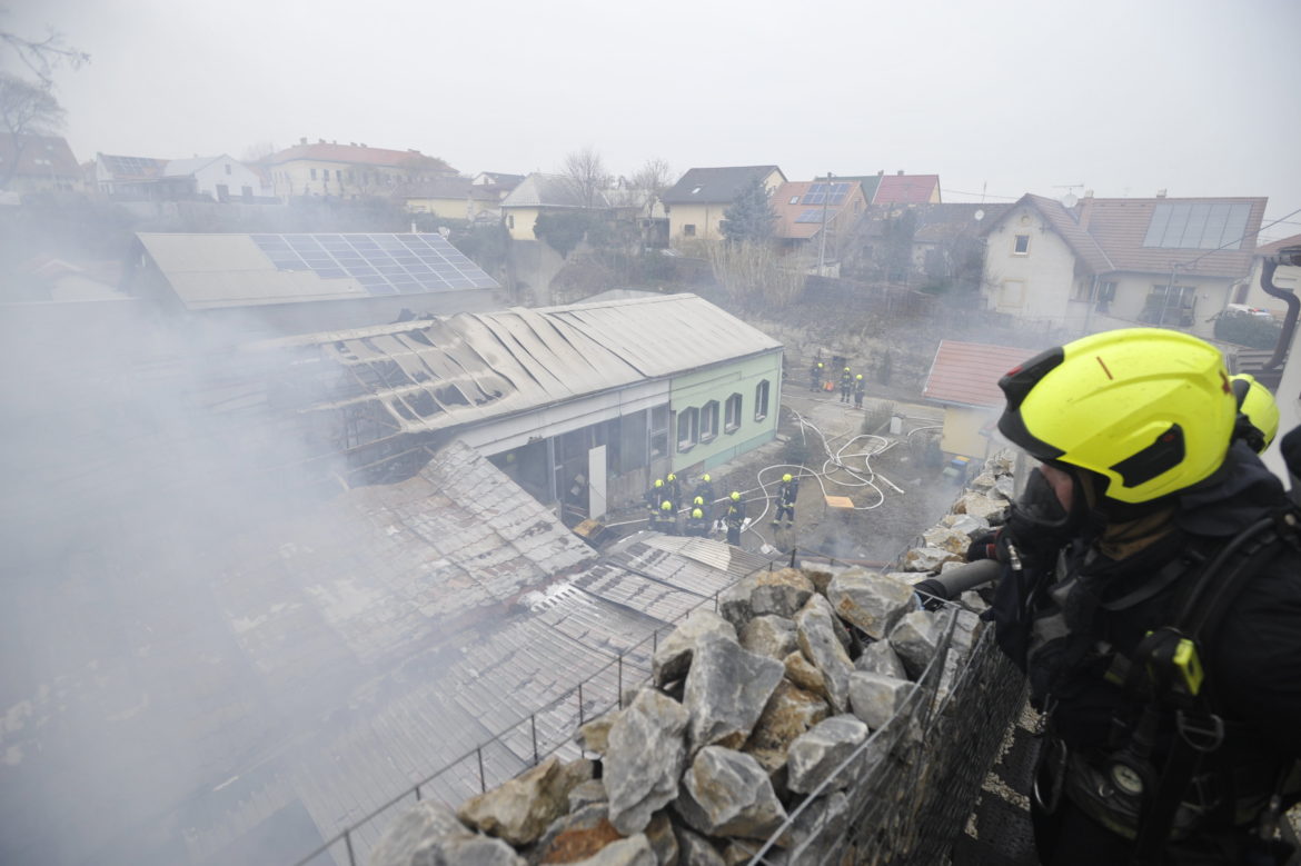 Kigyulladt egy ezer négyzetméteres raktárépület Budapesten