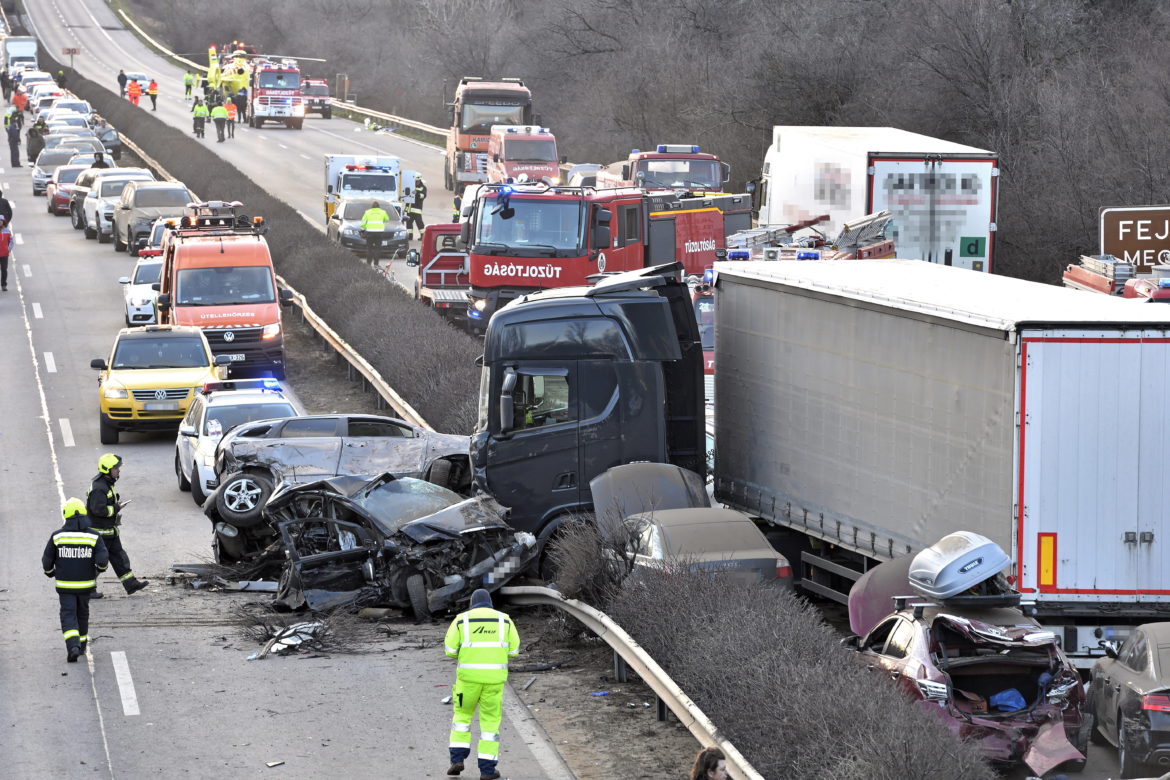 Öt kamion és 37 autó ütközött össze az M1-es autópályá