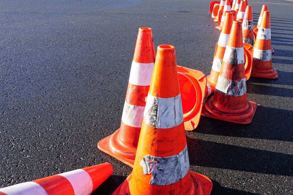 road-cones-6653242_1280
